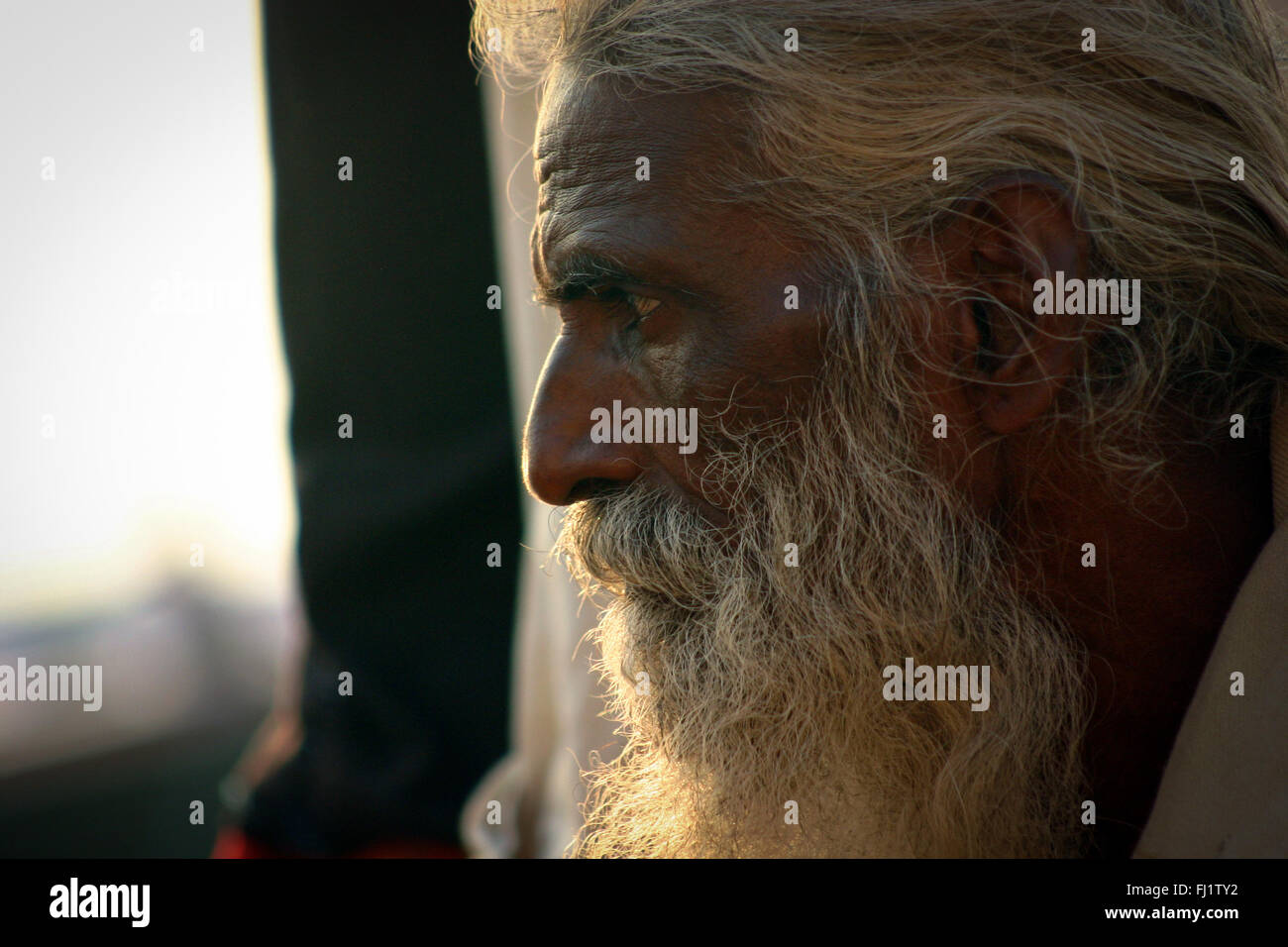 Portrait d'Indien dans la ville sainte hindoue Varanasi, Inde Banque D'Images