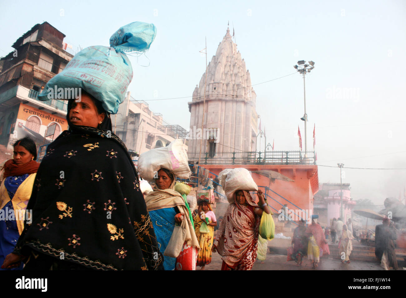 Pèlerins hindous sur Dashashwamedh Ghat de Varanasi , Inde Banque D'Images