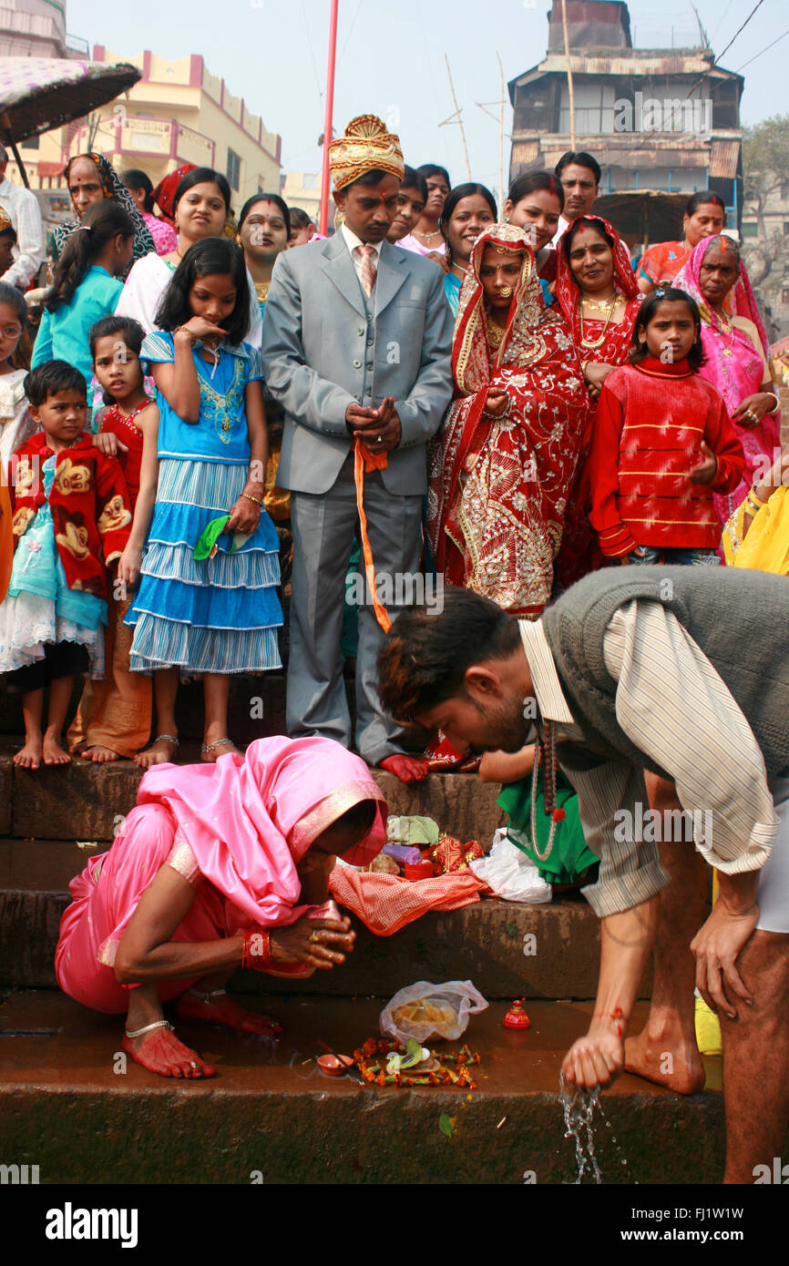 Cérémonie de mariage hindou sur les bords du saint Gange, Varanasi, Inde Banque D'Images