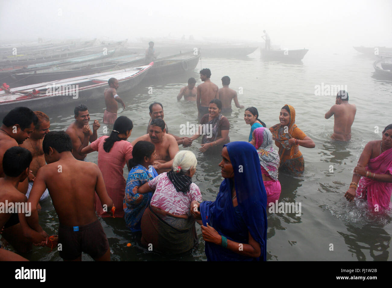 Pèlerins hindous sur un ghat de Varanasi , Inde Banque D'Images