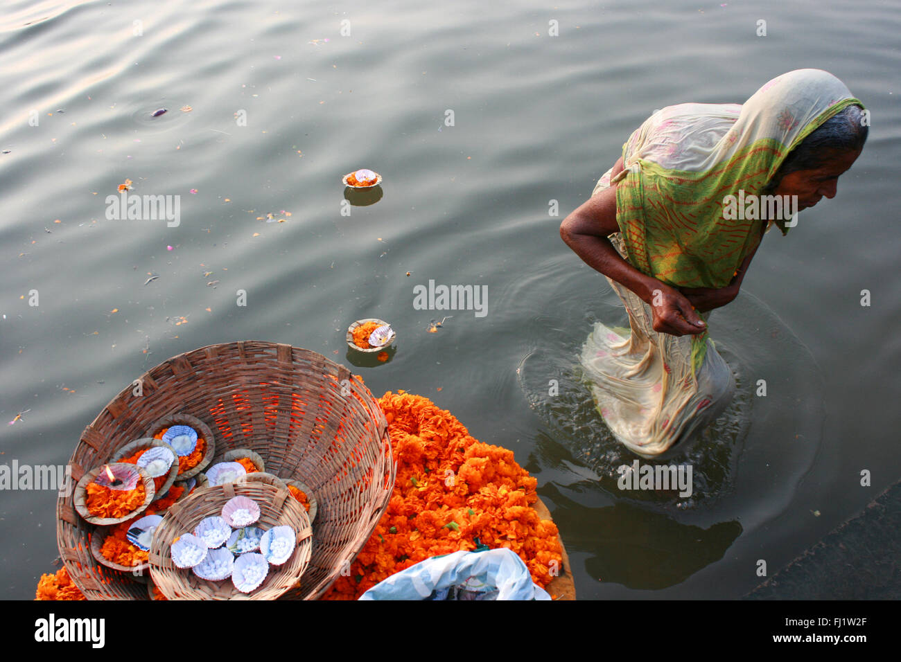 Femme hindoue de décisions sur un rituel puja ghat de Varanasi, Inde Banque D'Images