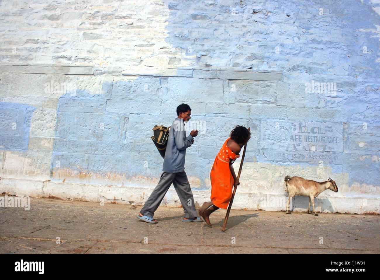 Passants sur un ghat de Varanasi, Inde Banque D'Images