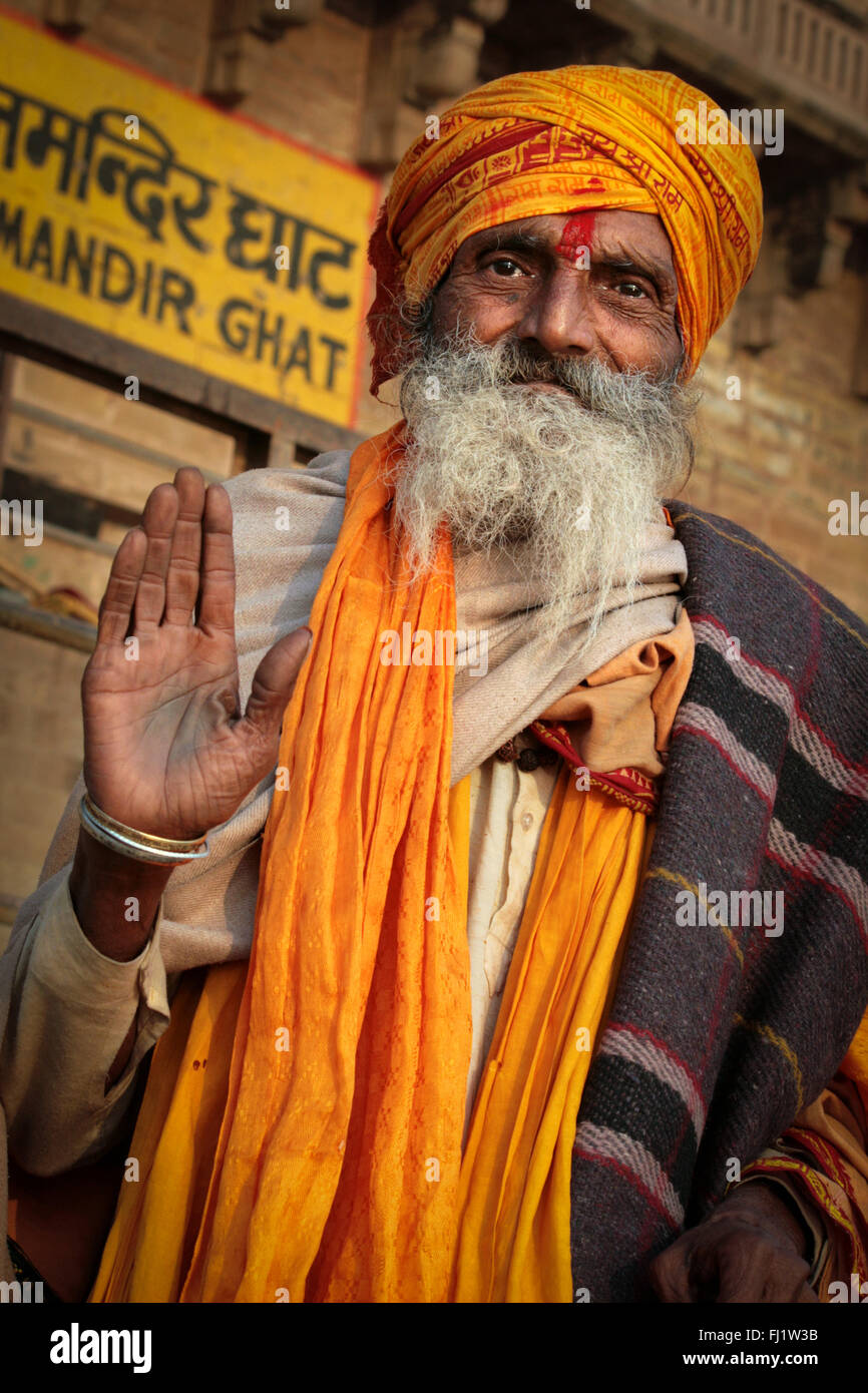 Portrait de l'homme Indien sadhu dans ville sainte hindoue Varanasi, Inde Banque D'Images