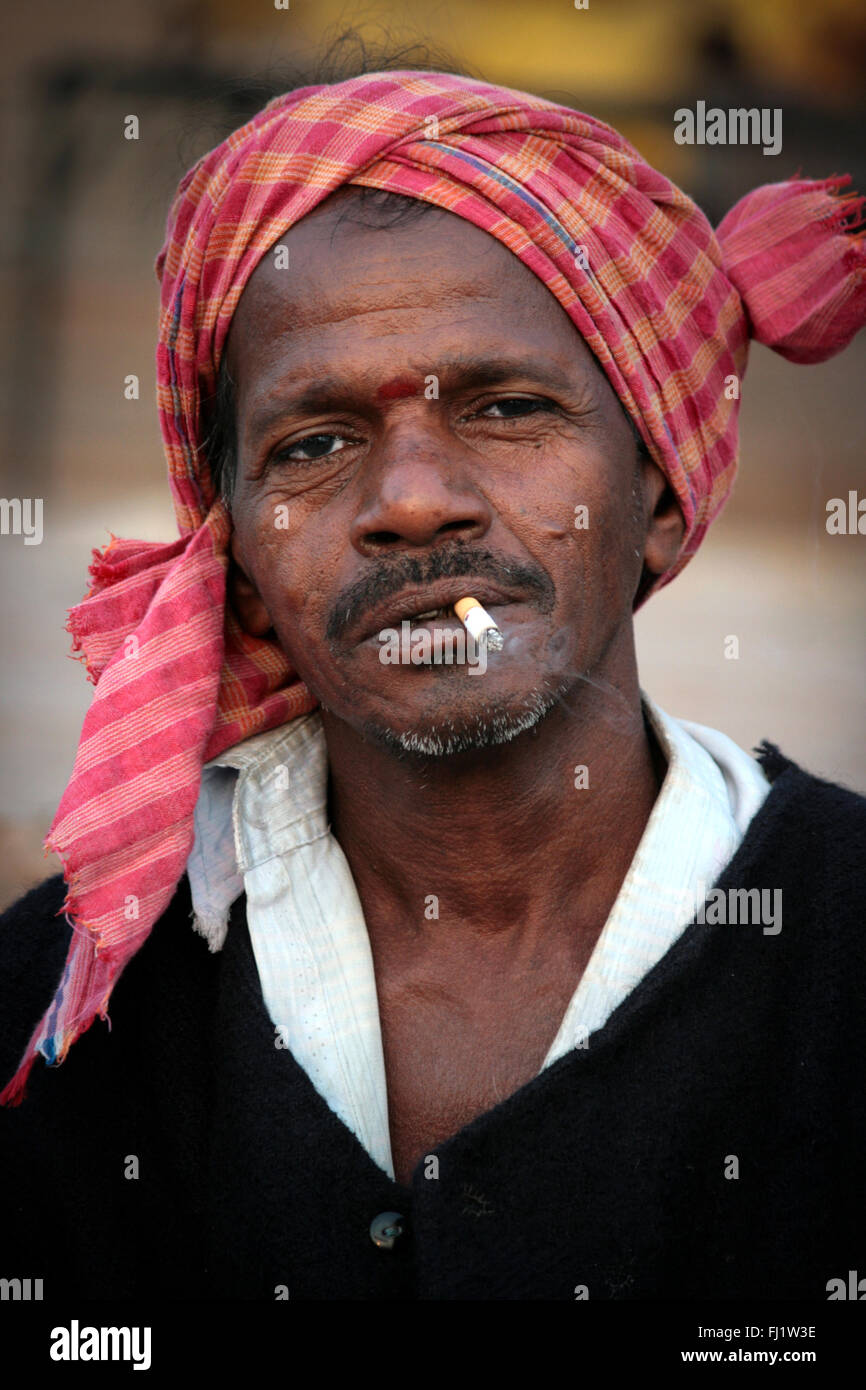 L'homme indien avec turban et tilak, fumeurs à Varanasi, Inde Banque D'Images