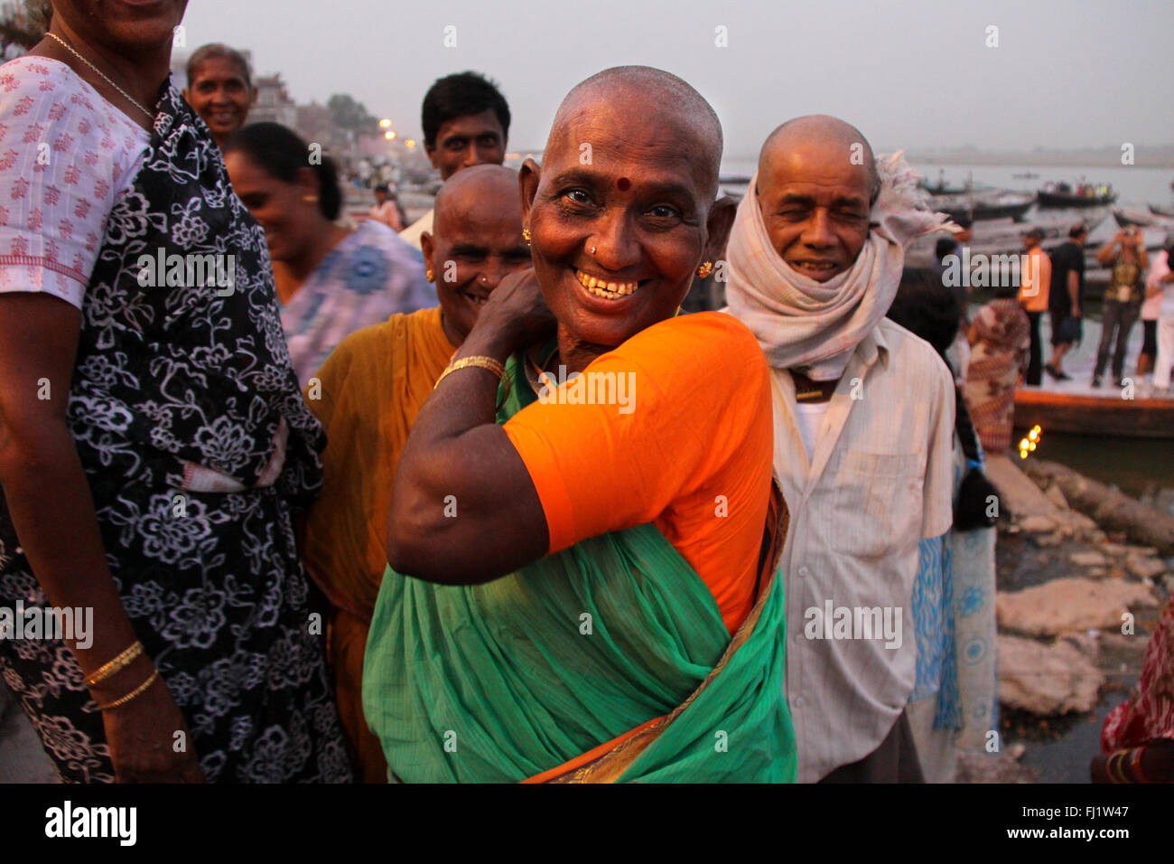 Bald pèlerins hindous en ville sainte Varanasi, Inde Banque D'Images
