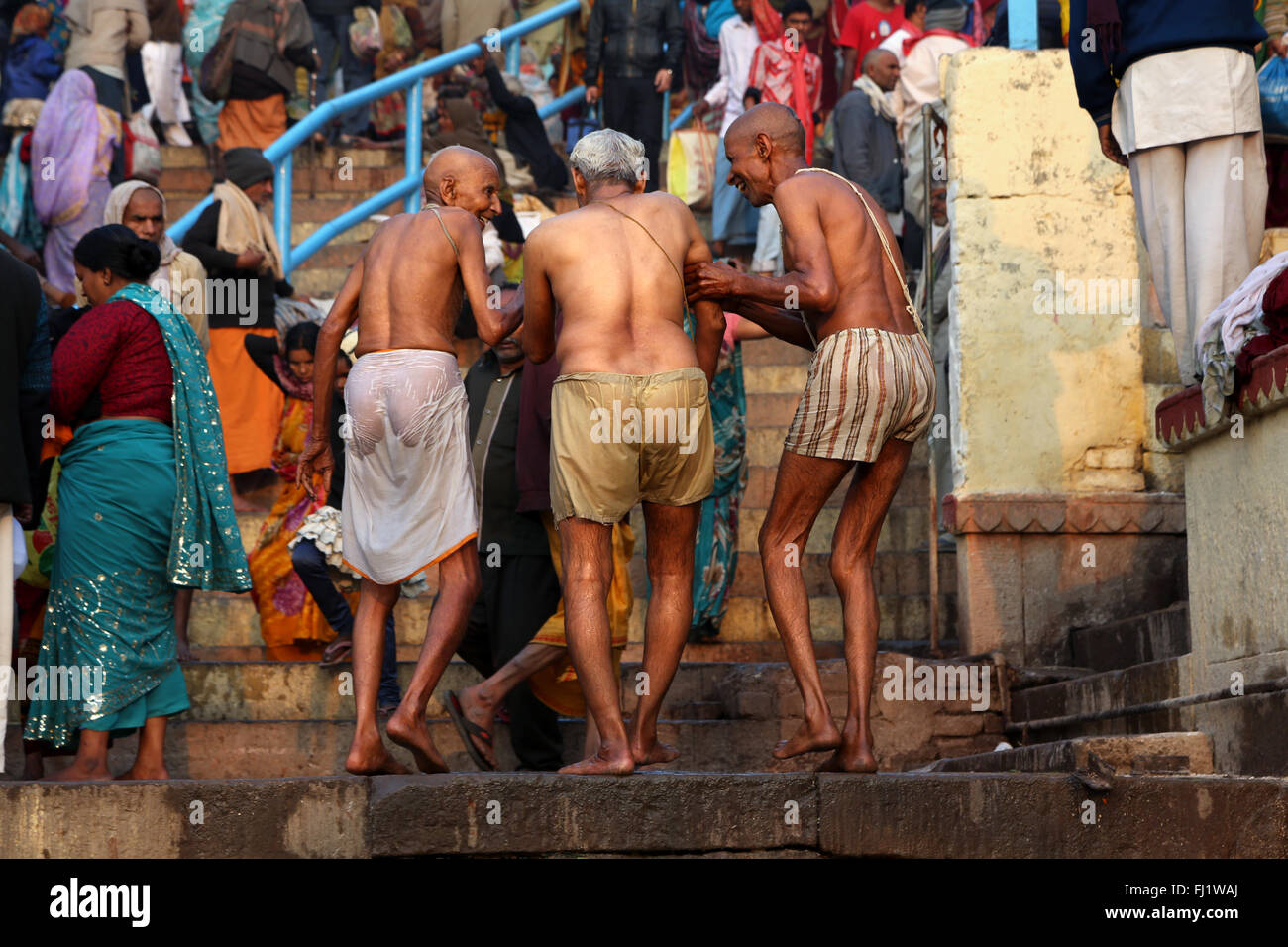 Foule de personnes sur Ghat ghat Dashashwamedh (principale) , Varanasi , Inde Banque D'Images