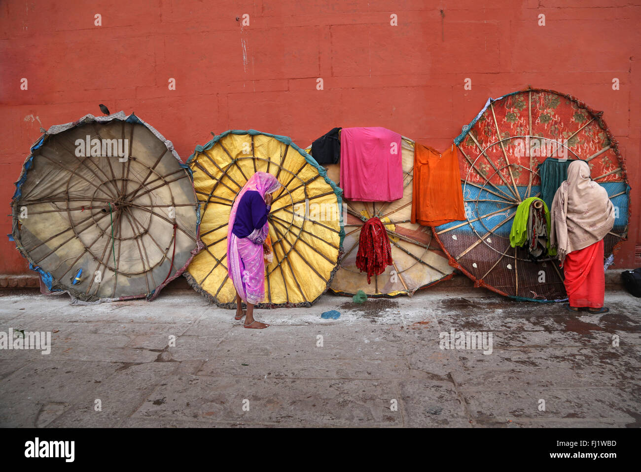 Les femmes hindoues et des parasols en ville sainte Varanasi, Inde Banque D'Images