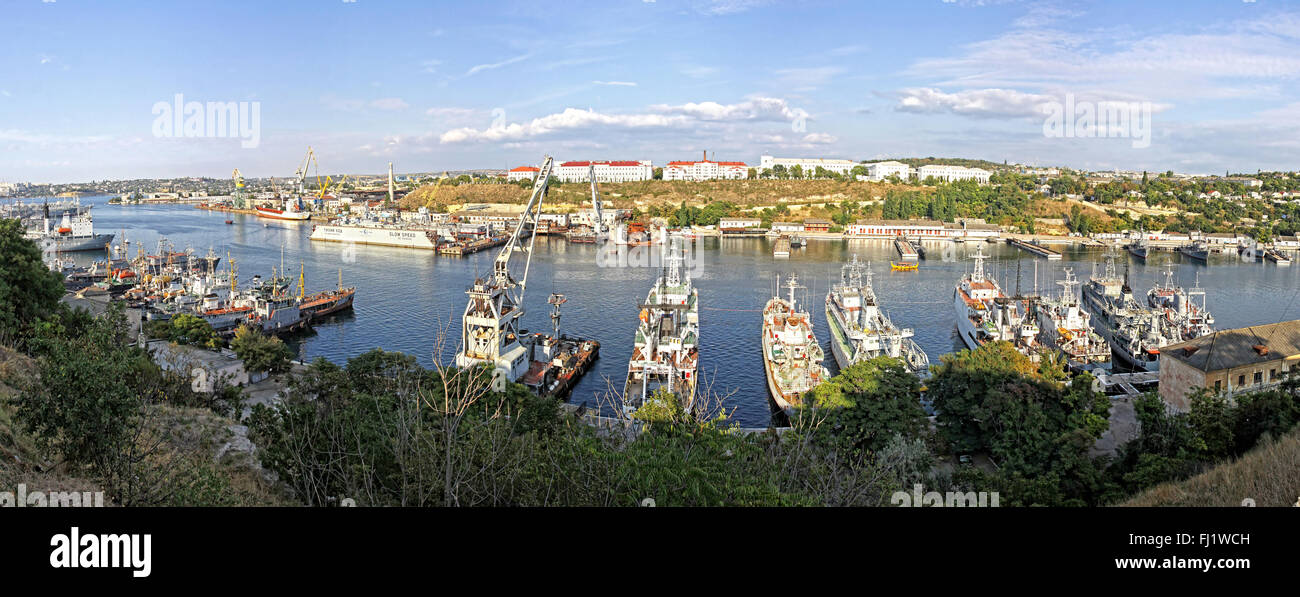 SEVASTOPOL, UKRAINE - 03 septembre 2011 : les navires de la marine russe dans la baie de Sébastopol, Crimée, Ukraine Banque D'Images