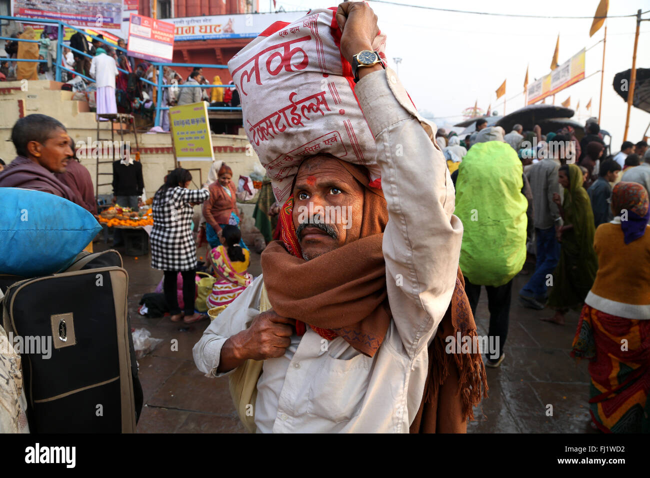 Pèlerins hindous dans la ville sainte de Varanasi, Inde Banque D'Images