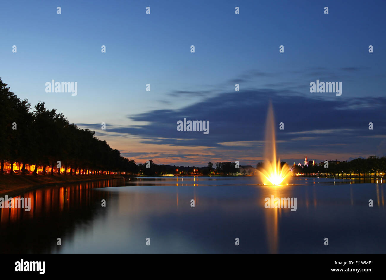 Vue panoramique du lac Pfaffenteich et Schwerin ville au soir, région de Mecklembourg-Poméranie-Occidentale, Allemagne Banque D'Images