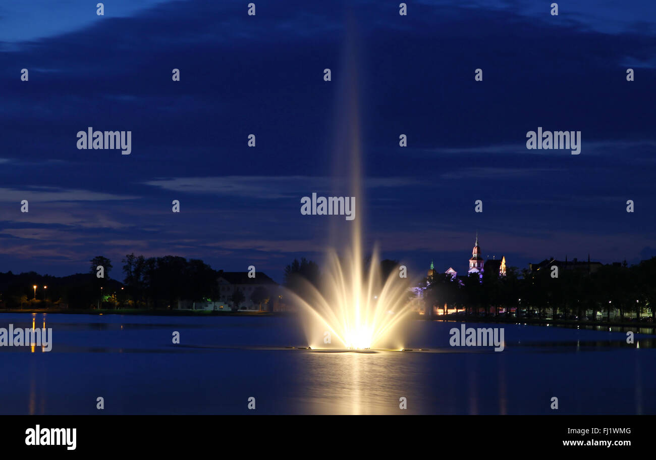 Vue panoramique du lac Pfaffenteich et Schwerin ville au soir, région de Mecklembourg-Poméranie-Occidentale, Allemagne Banque D'Images