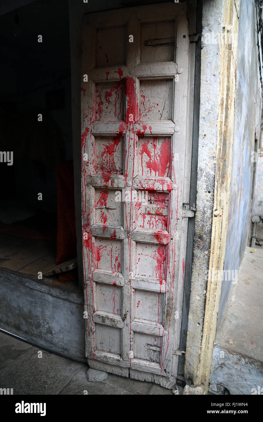 Porte avec les couleurs d'Holi Varanasi, Inde - Architecture Banque D'Images