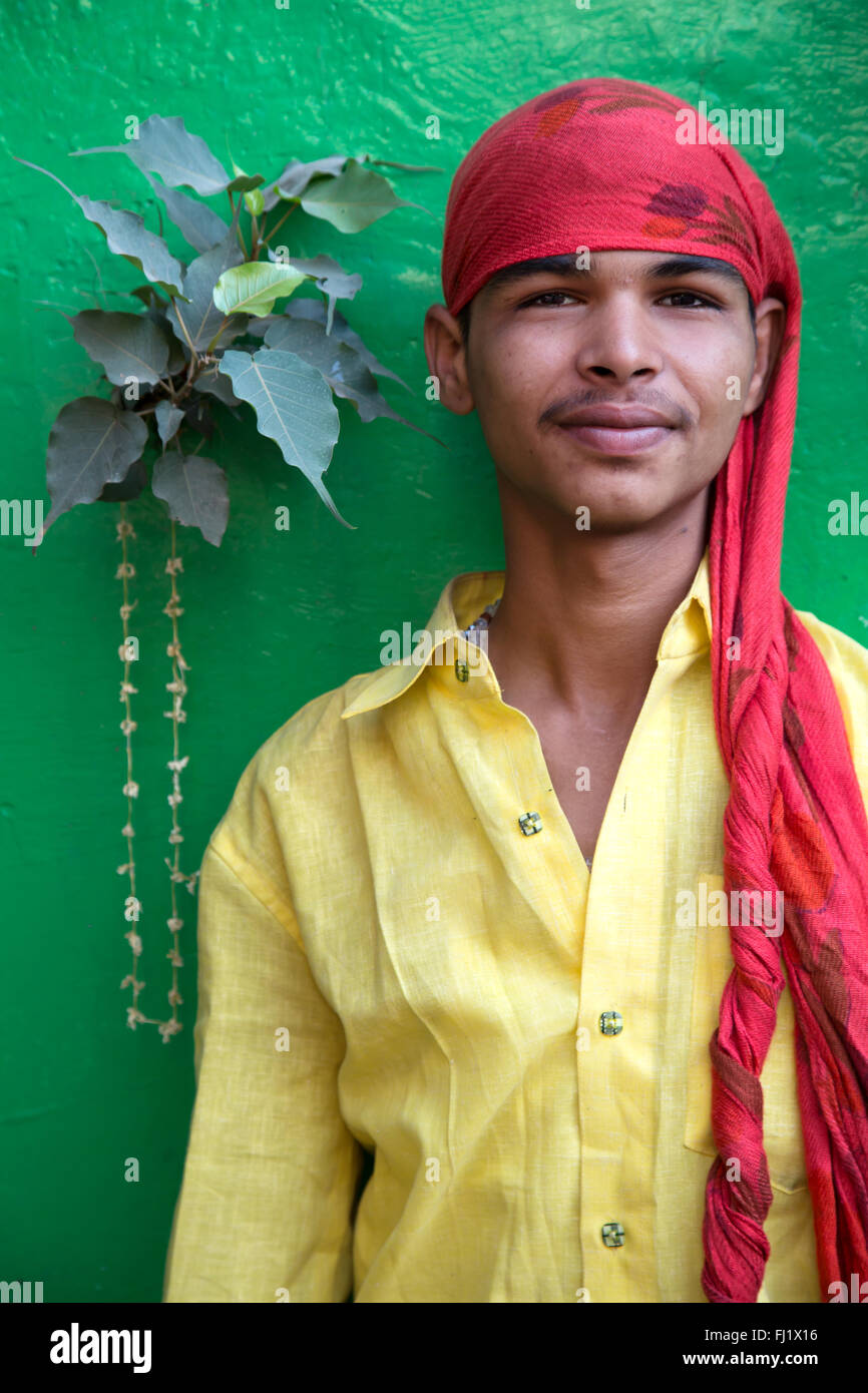 L'homme indien hindou dans la ville sainte de Varanasi, Inde Banque D'Images
