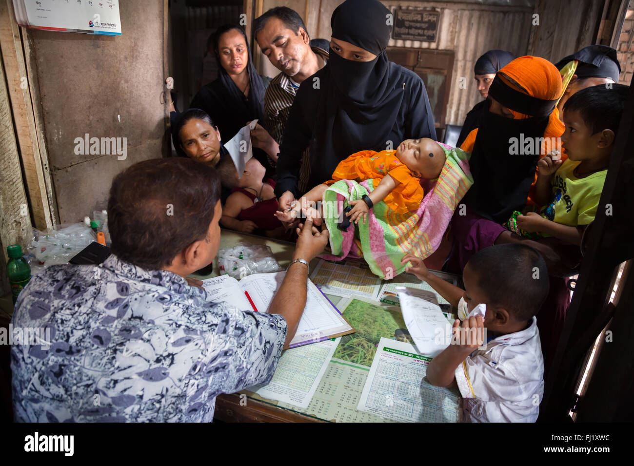 Une mère Bangladesh portant le niqab visite le médecin pédiatre avec son bébé à Sonargaon , Bangladesh Banque D'Images