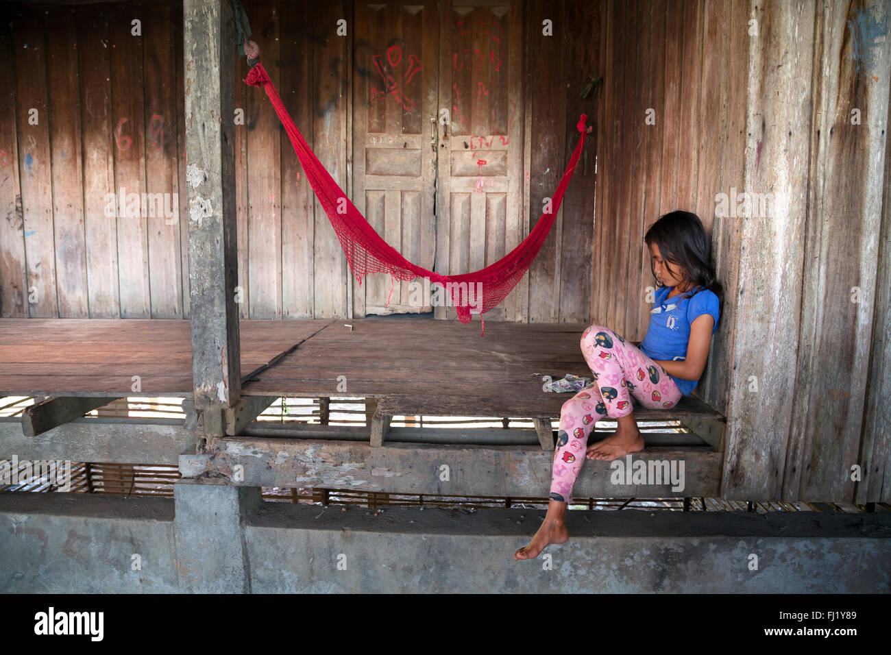 Jeune fille solitaire à la maison à Siem Reap, Cambodge Banque D'Images