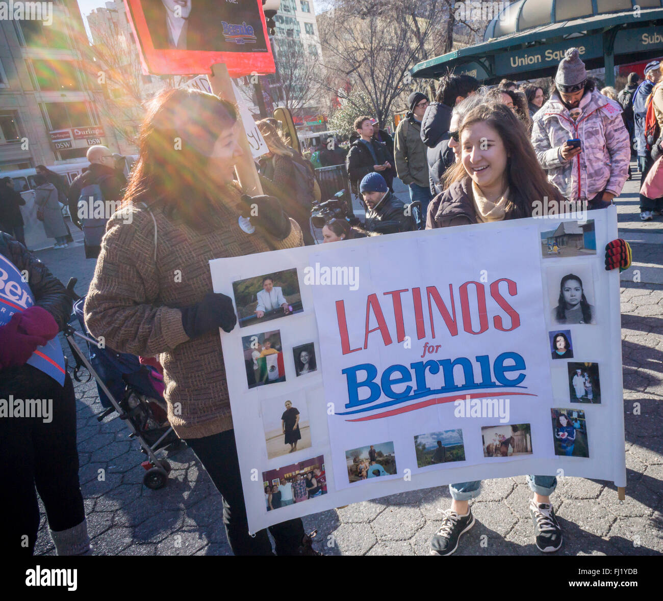 New York, États-Unis. 27 févr. 2016. Plusieurs centaines de partisans du candidat présidentiel Bernie Sanders rassemblement à Union Square à New York, le samedi 27 février, 2016. Crédit : Richard Levine/Alamy Live News Banque D'Images