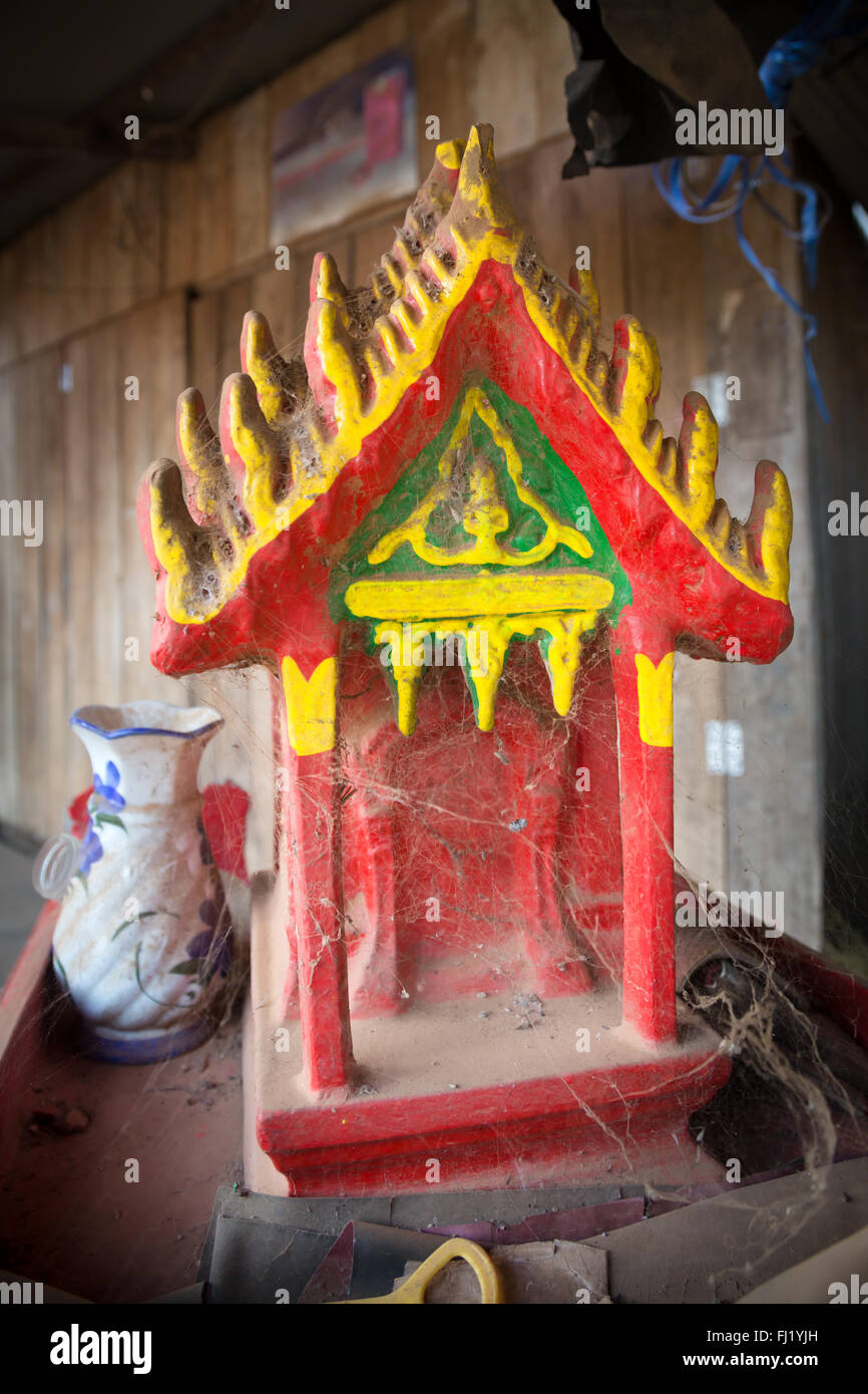 Temple dans une maison à Phnom Penh, Cambodge Banque D'Images