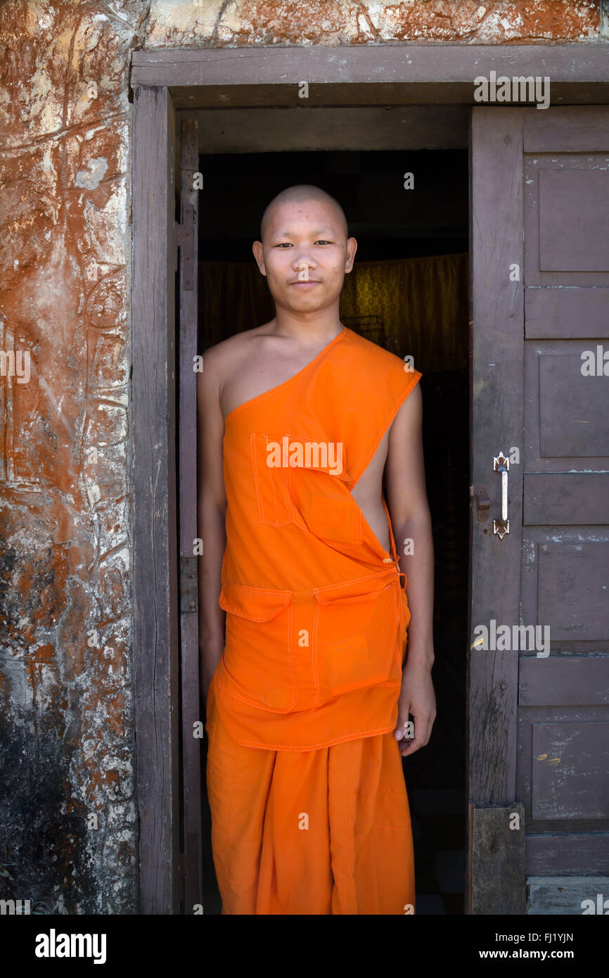 Moine bouddhiste au monastère à Kampot, Cambodge Banque D'Images