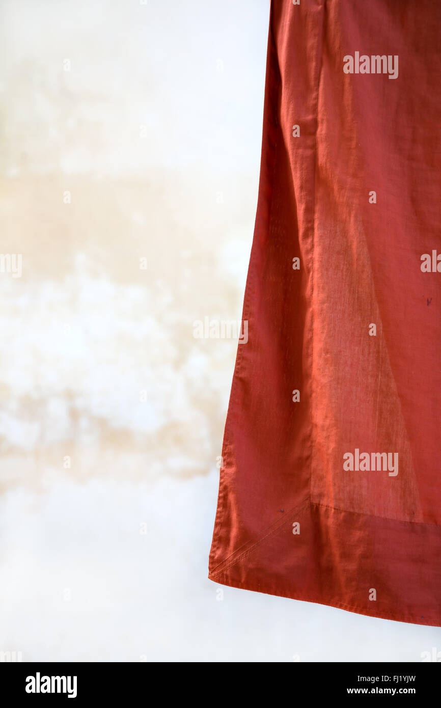 Couleur safran dress costume robe de moine bouddhiste au monastère , Cambodge Banque D'Images