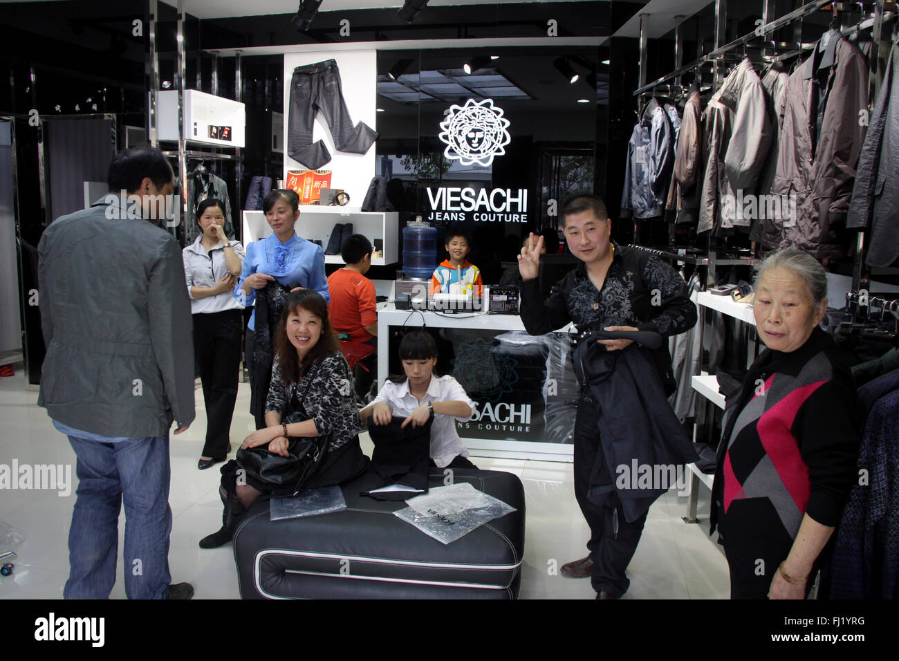 Shop 'Viesachi' imitant la marque VERSACE (violation de copyright) à Zhenyuan, Guizhou , Chine Banque D'Images