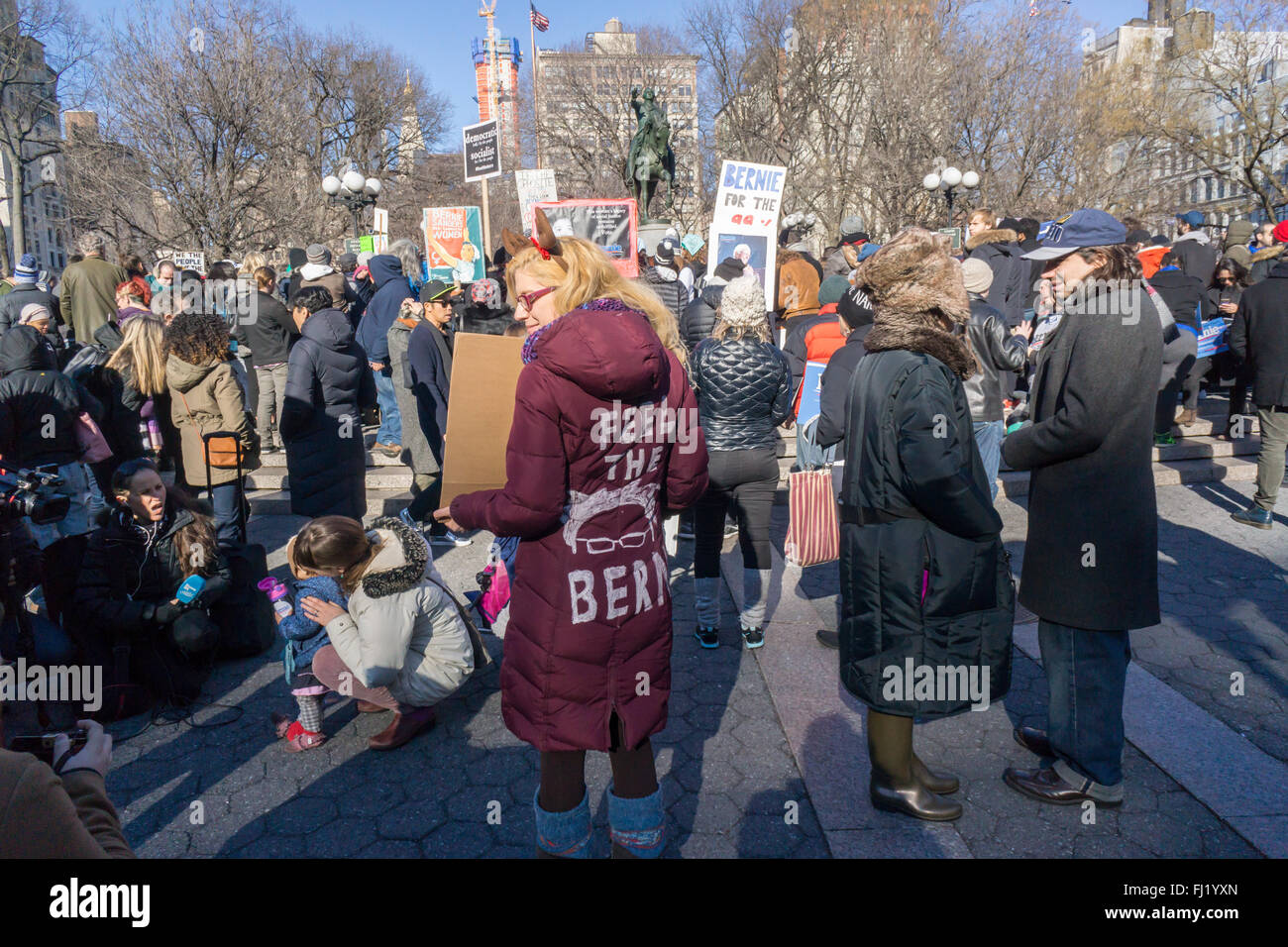 New York, États-Unis. 27 févr. 2016. Plusieurs centaines de partisans du candidat présidentiel Bernie Sanders rassemblement à Union Square à New York, le samedi 27 février, 2016. Crédit : Richard Levine/Alamy Live News Banque D'Images