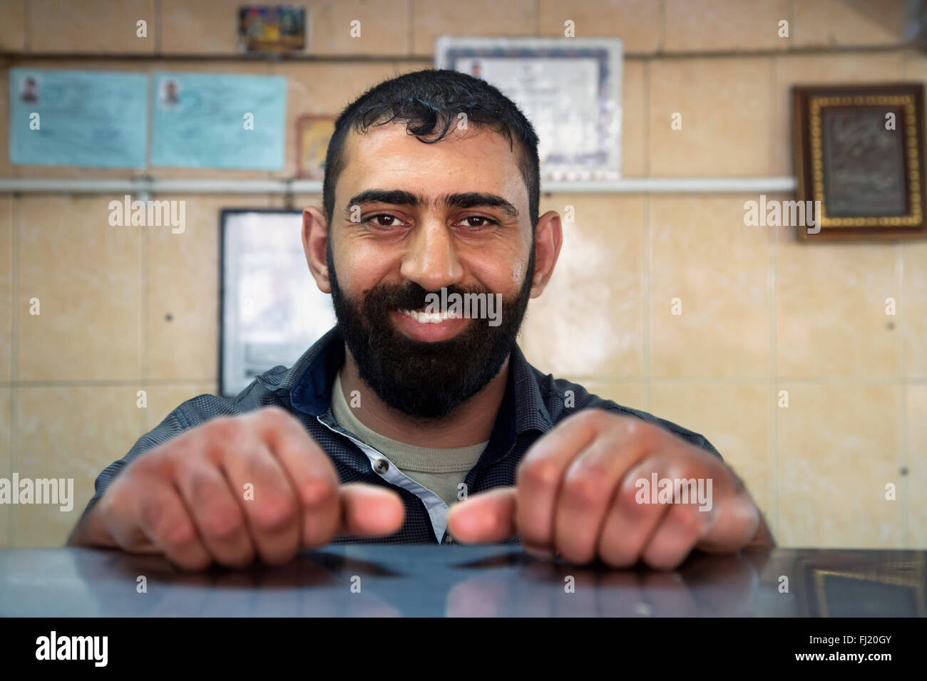 Portrait of smiling nice iranien avec barbe à Yazd, Iran Banque D'Images