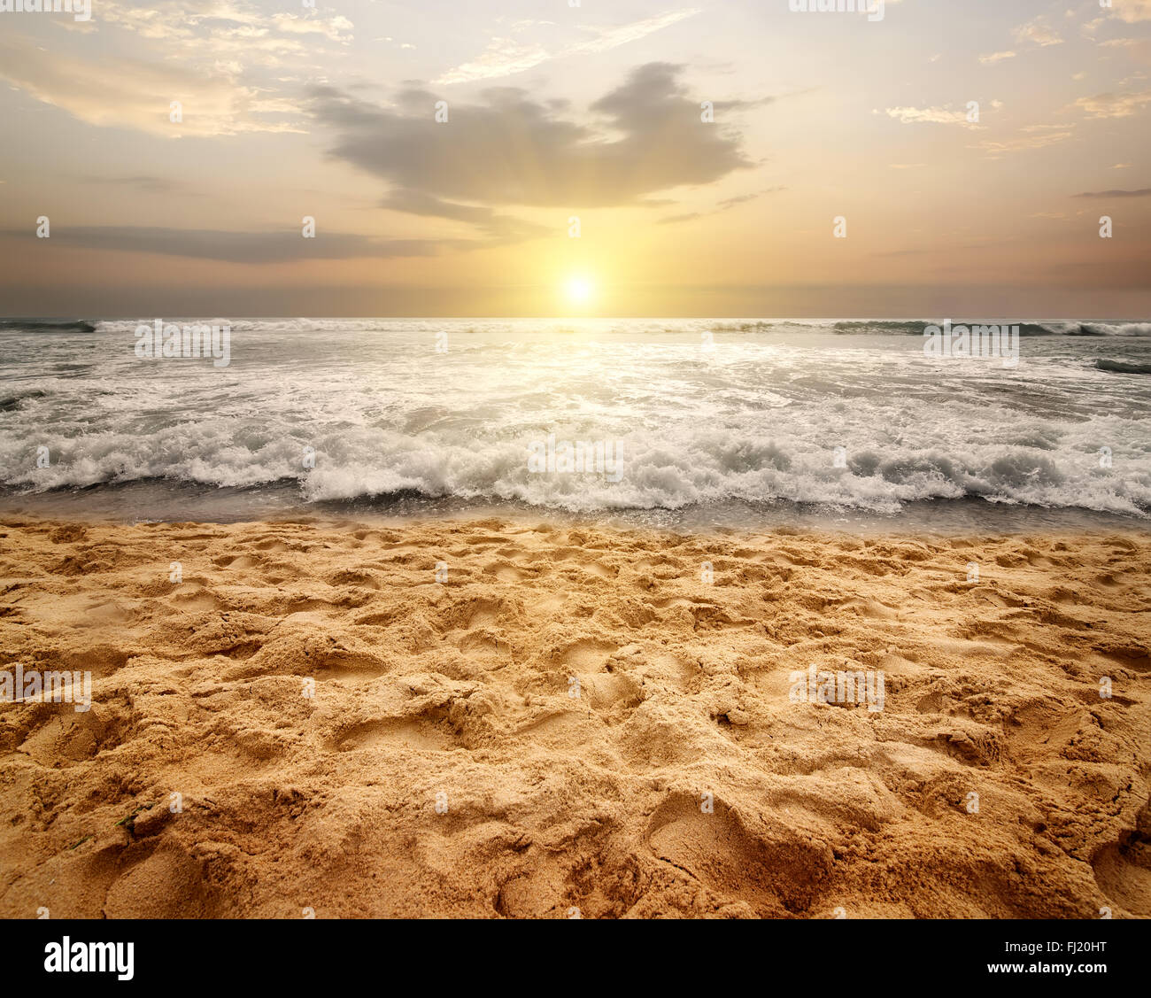 Les vagues écumeuses de l'océan Indien, le Sri Lanka, au coucher du soleil Banque D'Images