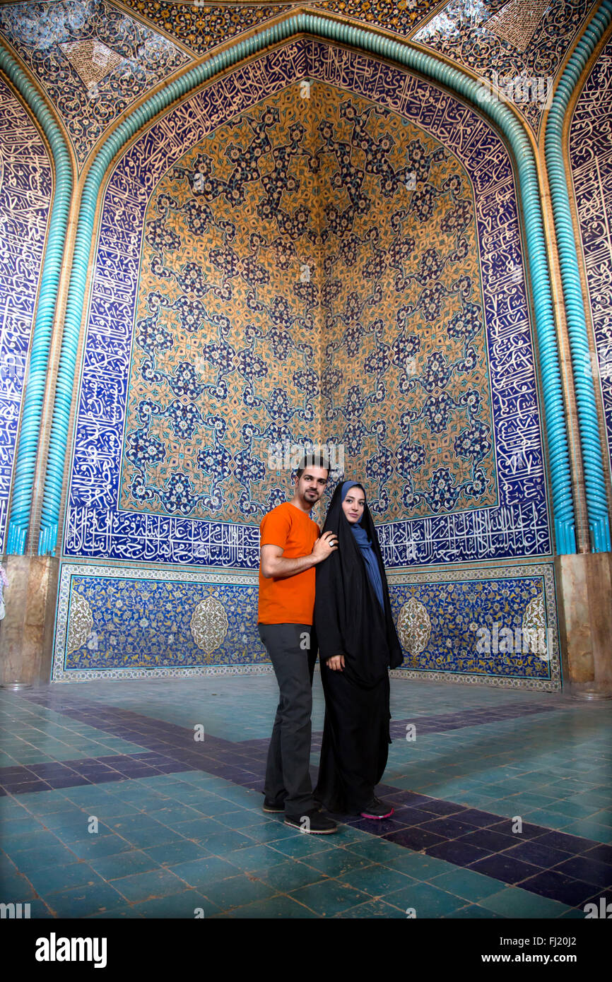 Portrait de beau couple iranien à cheikh Lotfollah mosquée, Ispahan, Iran Banque D'Images