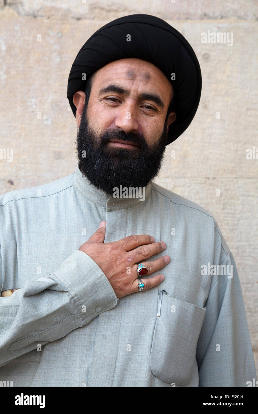 Portrait de l'homme religieux iranien avec la prière bosse et la main sur le coeur, l'Islam chiite (Iran) Banque D'Images