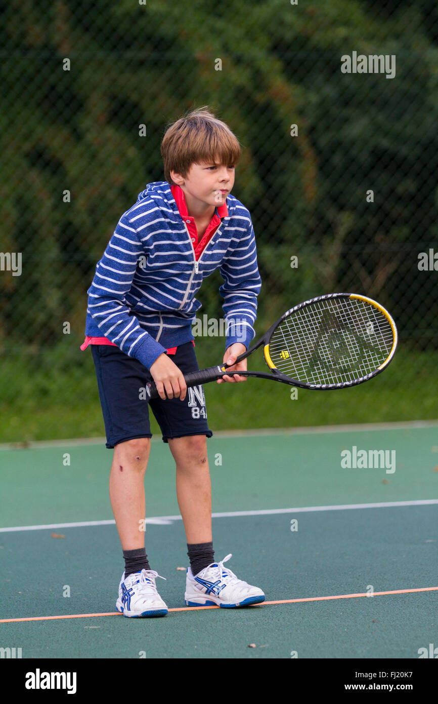 Enfant jouant au tennis Banque D'Images