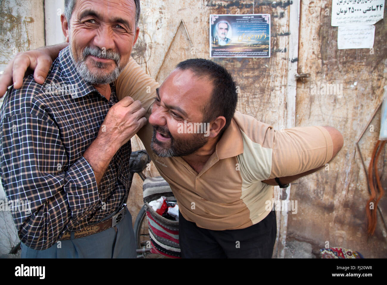 Portrait d'hommes iraniens s'amuser dans les rues de Kashan, Iran Banque D'Images