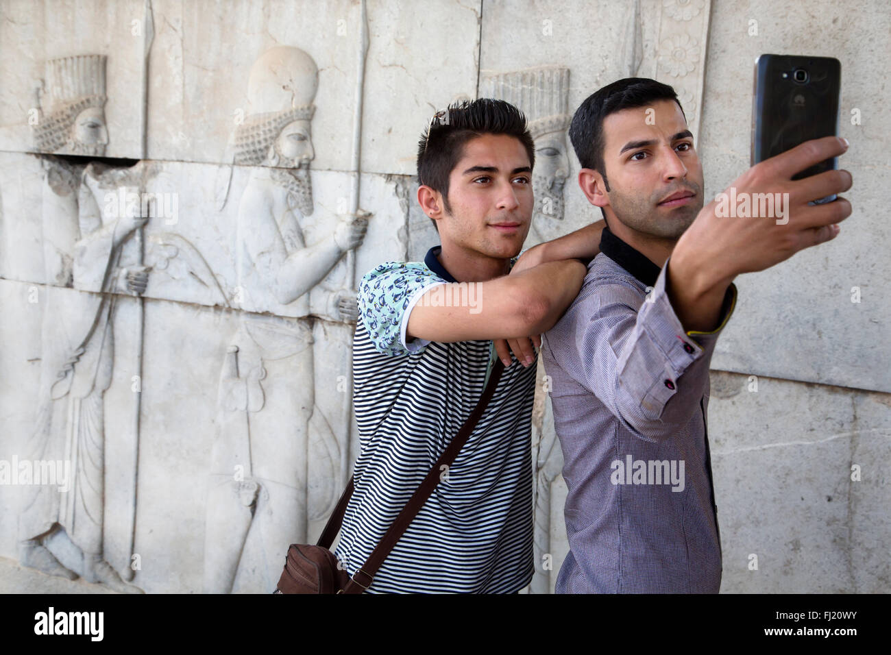 Les hommes prenant de l'Iran, l'Iran Persepolis en selfies Banque D'Images