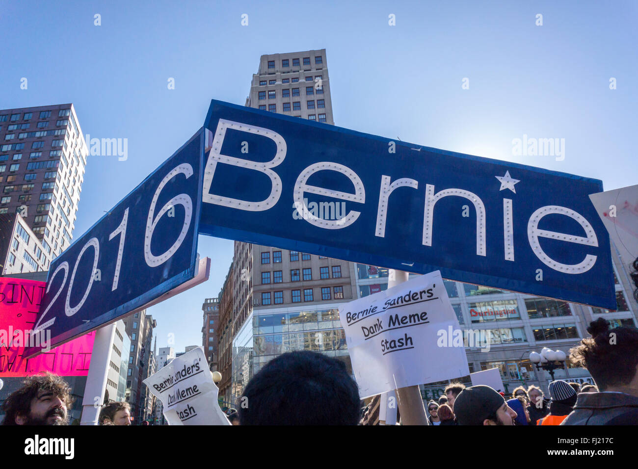 New York, États-Unis. 27 févr. 2016. Plusieurs centaines de partisans du candidat présidentiel Bernie Sanders rassemblement à Union Square à New York, le samedi 27 février, 2016. Crédit : Richard Levine/Alamy Live News Banque D'Images