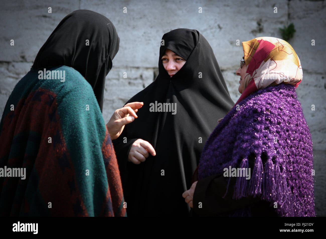 Les femmes musulmanes avec les vêtements traditionnels (niqab hijab) dans une rue d'Istanbul , Turquie Banque D'Images