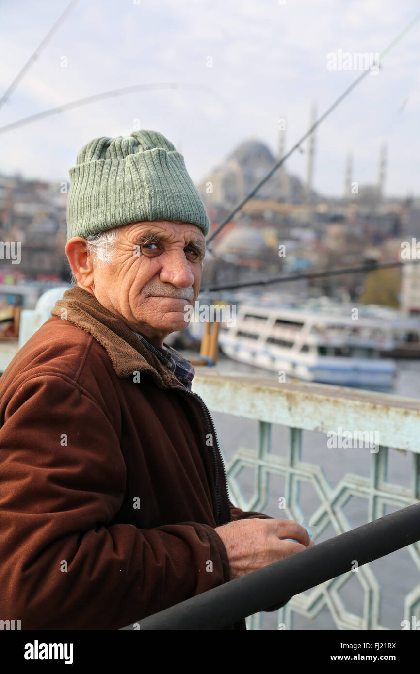 Pêcheur turc local sur le pont de Galata , Istanbul Banque D'Images