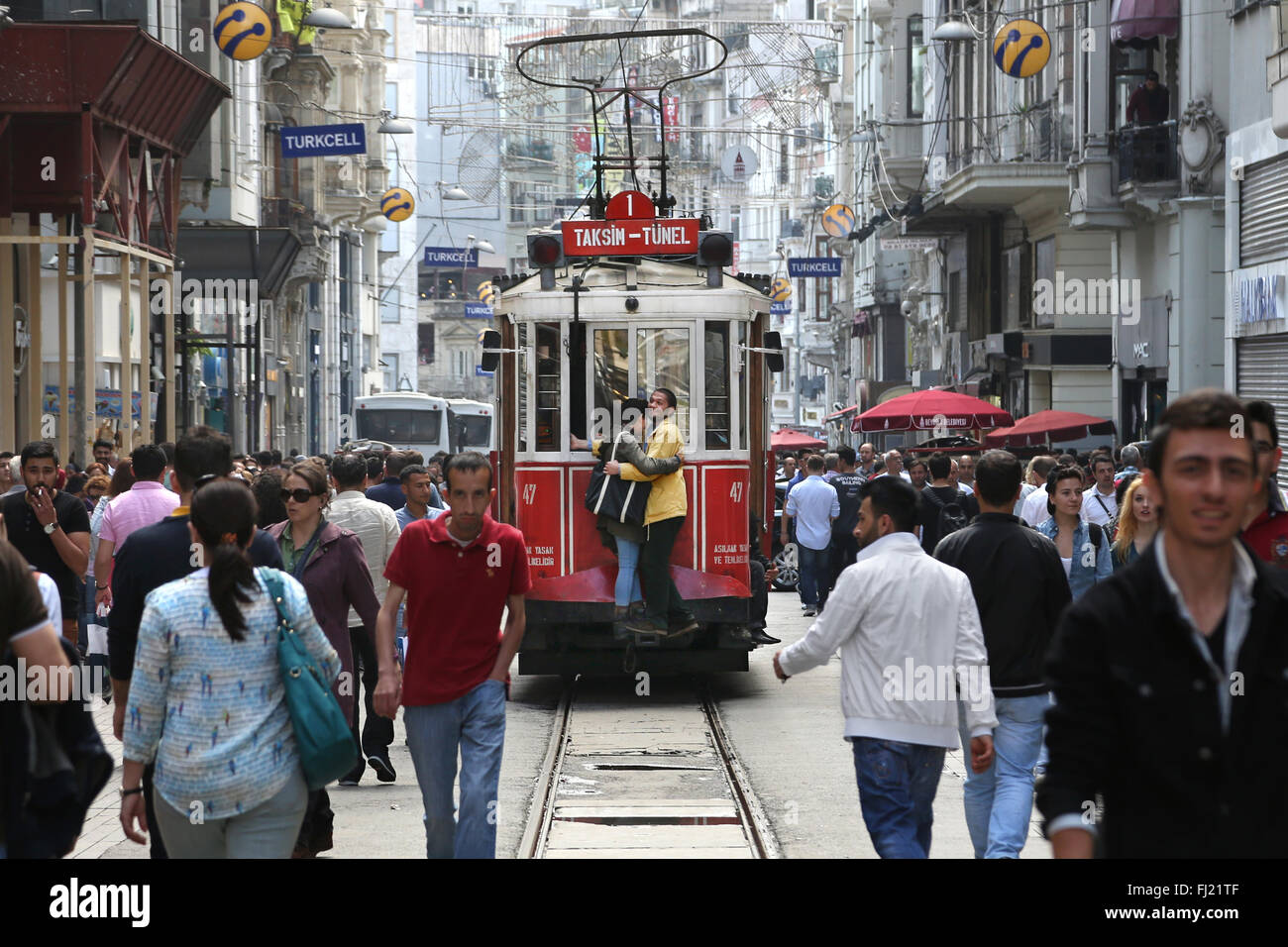Deux gars voyager sans payer à l'arrière du tramway dans la rue Istiklal , Istanbul Banque D'Images