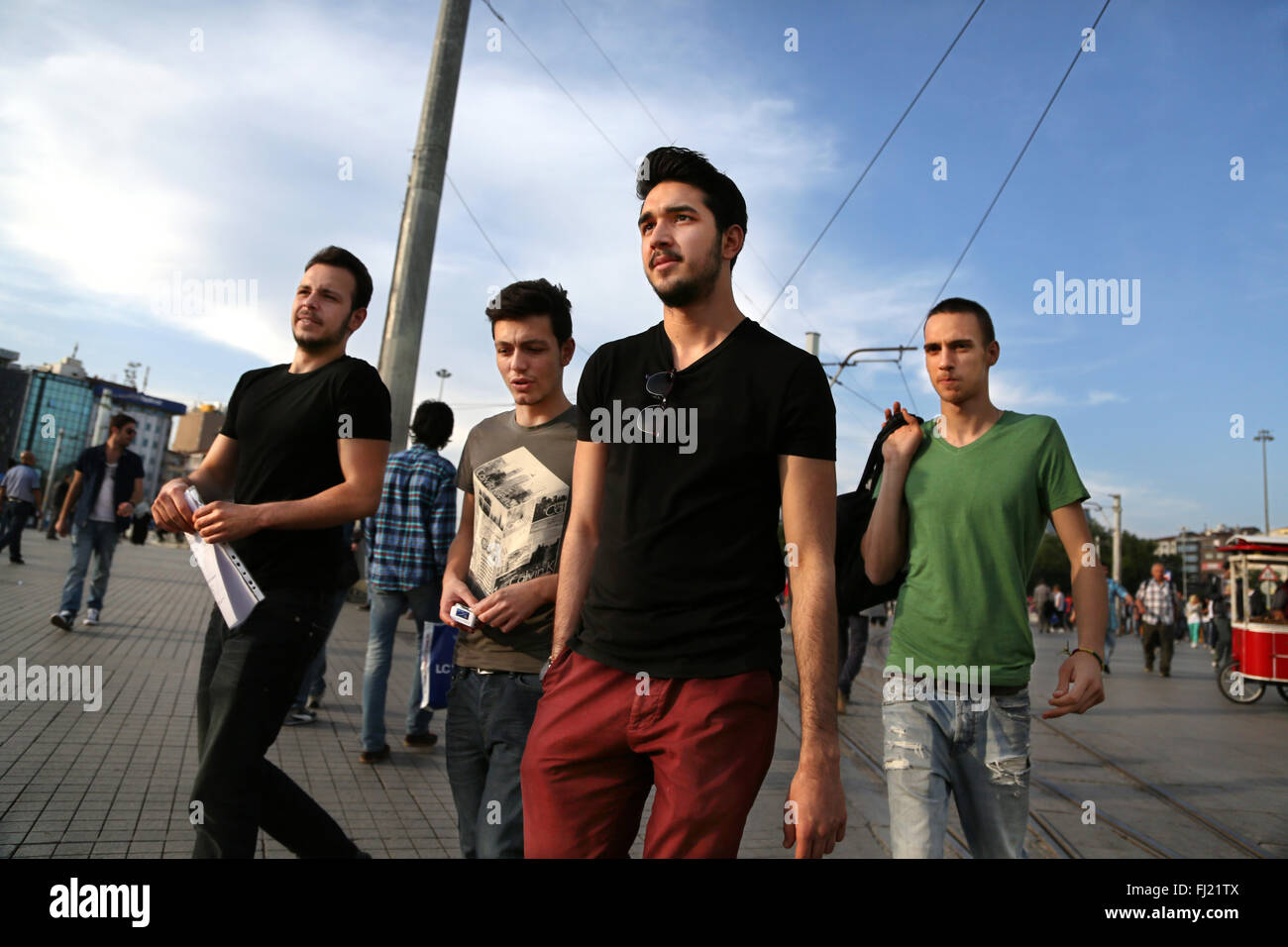 Les jeunes hommes marchant sur la place Taksim , Istanbul Banque D'Images