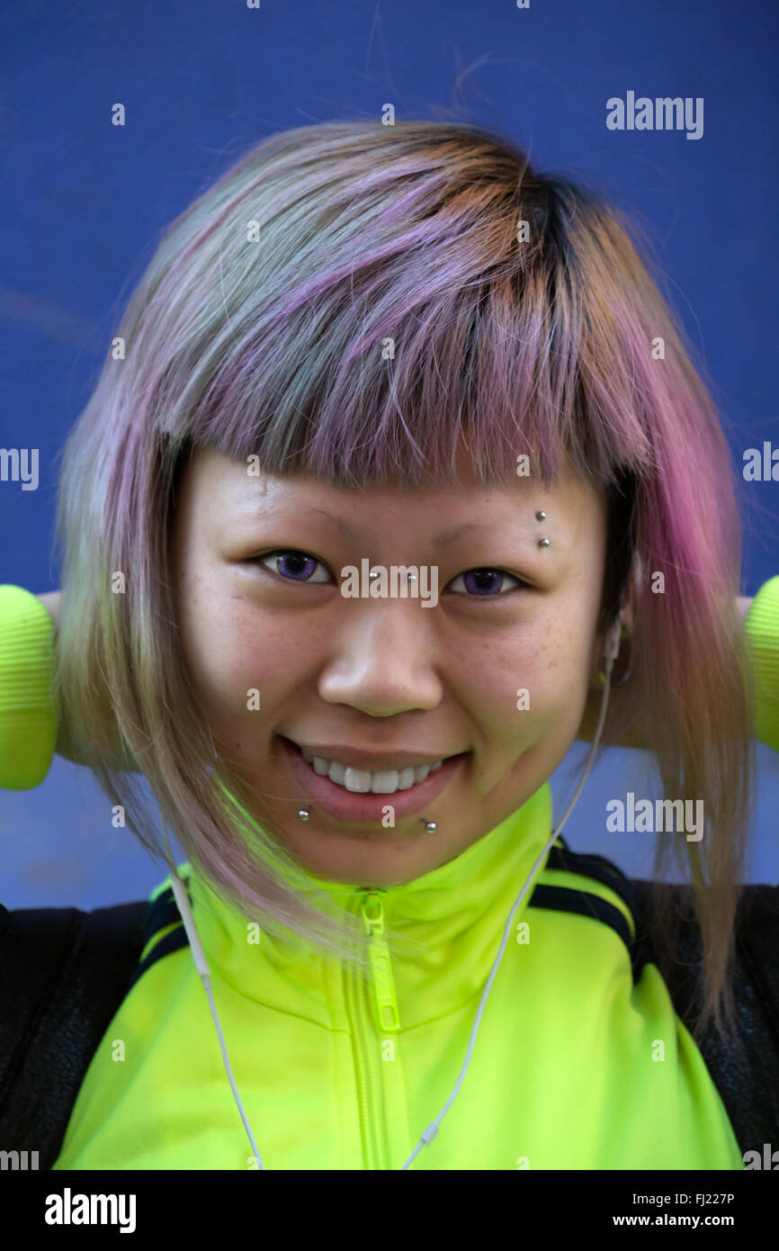 Japanese girl avec piercings , couleur des lentilles de contact et de cheveux violet à Tokyo Banque D'Images