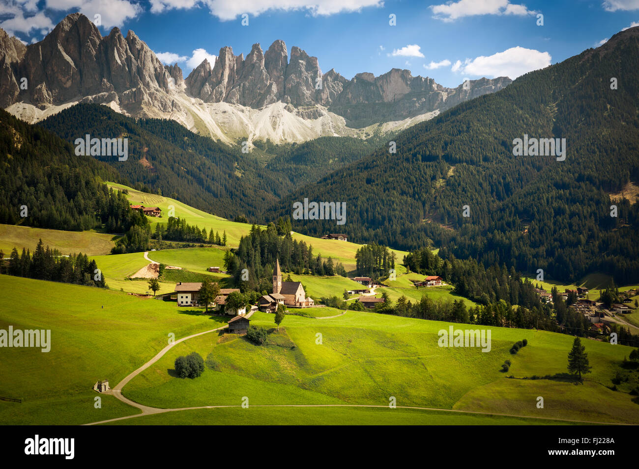 Funes Vallée avec Geislerspitzen (Gruppo delle Odle), le Tyrol du Sud, Italie Banque D'Images