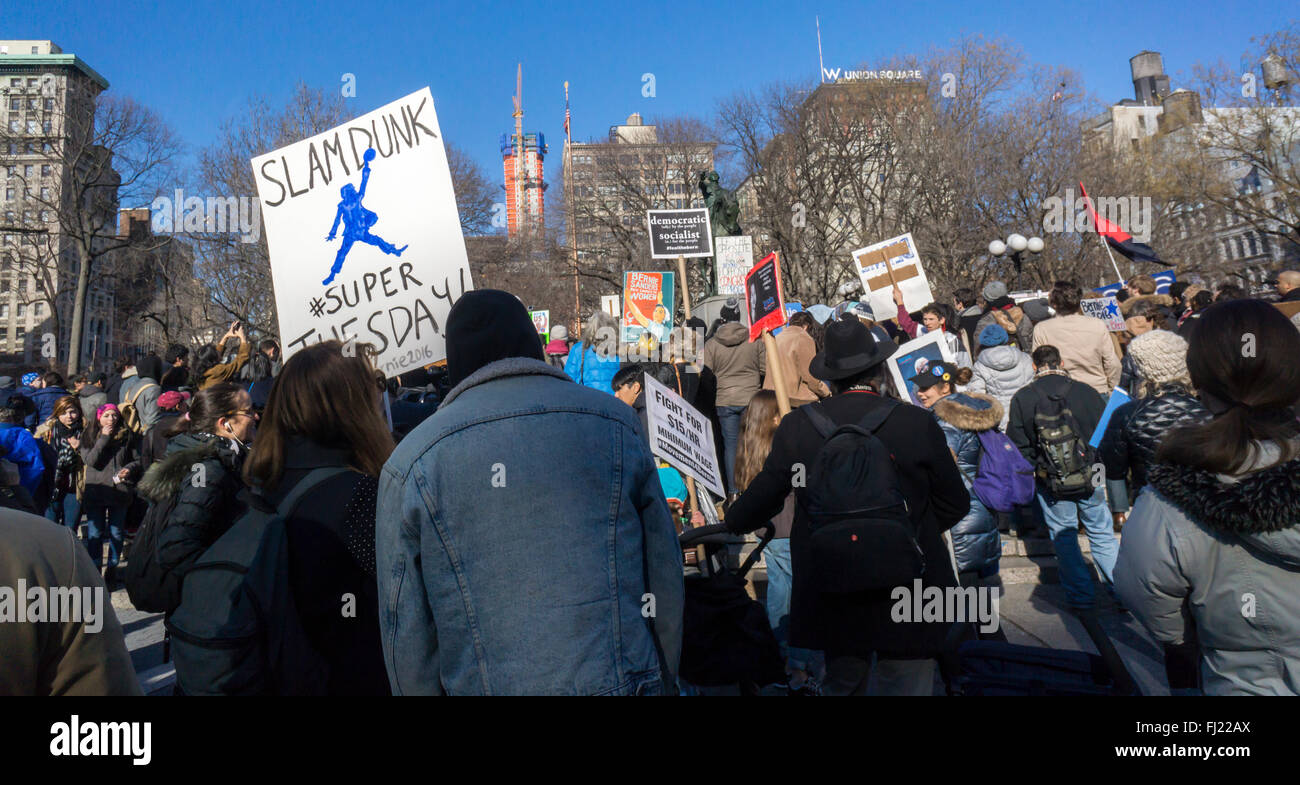 New York, États-Unis. 27 févr. 2016. Plusieurs centaines de partisans du candidat présidentiel Bernie Sanders rassemblement à Union Square à New York, le samedi 27 février, 2016. Crédit : Richard Levine/Alamy Live News Banque D'Images