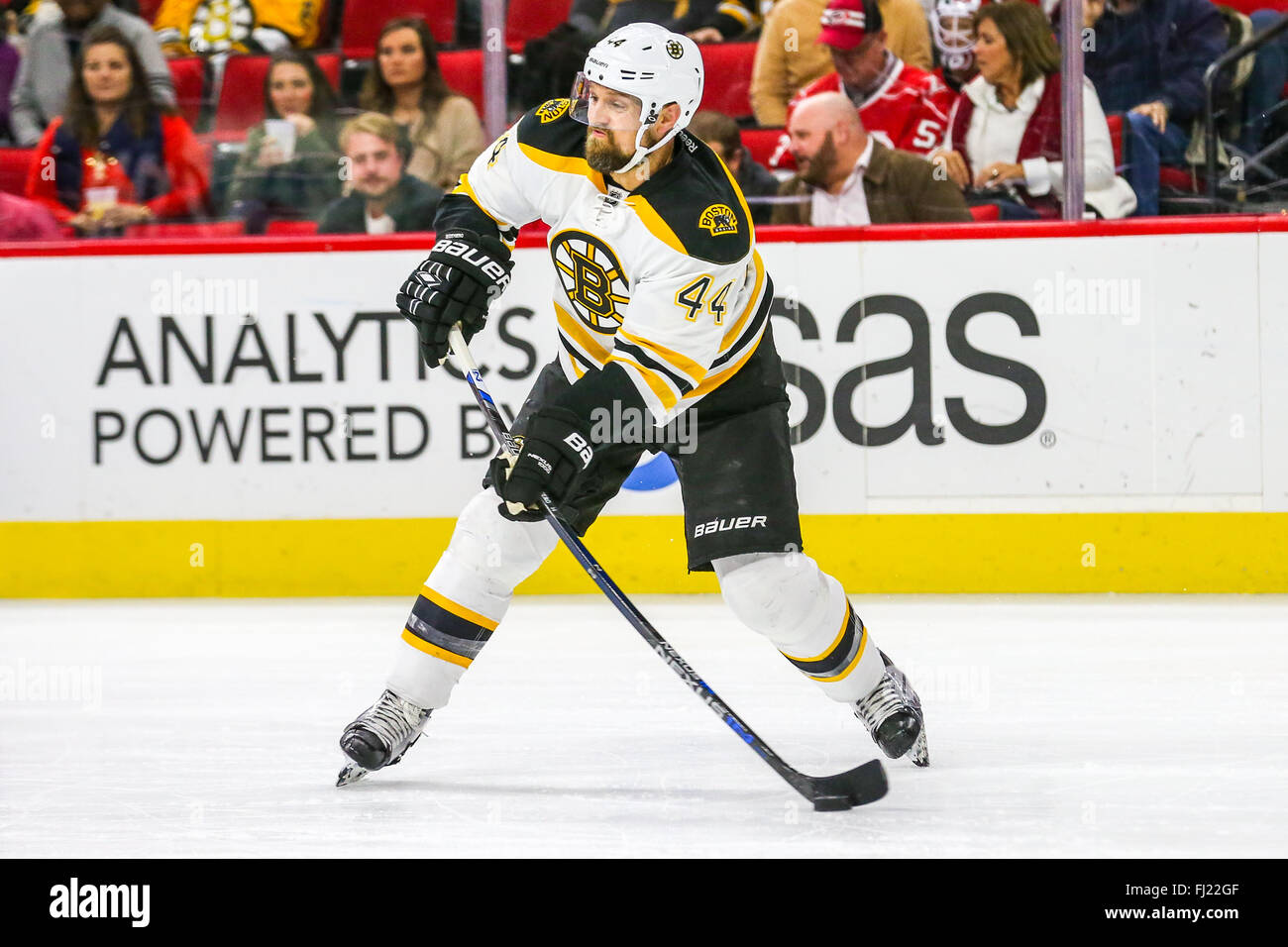 Raleigh, Caroline du Nord, USA. Feb 26, 2016. Le défenseur des Bruins de Boston Dennis Seidenberg (44) au cours de la LNH, match entre les Bruins de Boston et les Hurricanes de la Caroline au PNC Arena. © Andy Martin Jr./ZUMA/Alamy Fil Live News Banque D'Images