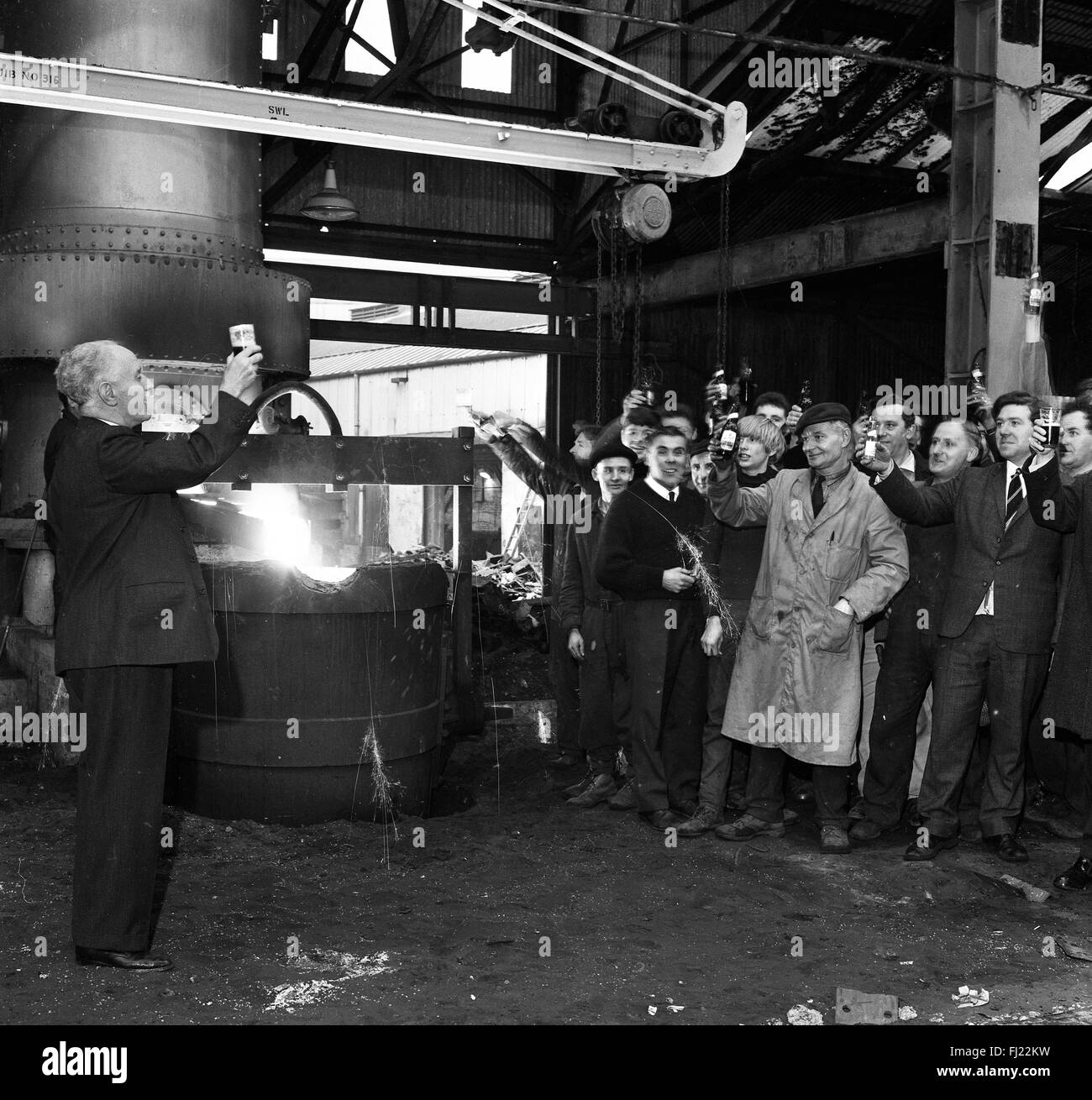 Les travailleurs du fer acier éclairage célébrer nouvelle fournaise de fer d'acier de l'usine de production des années 1960, la Grande-Bretagne Banque D'Images