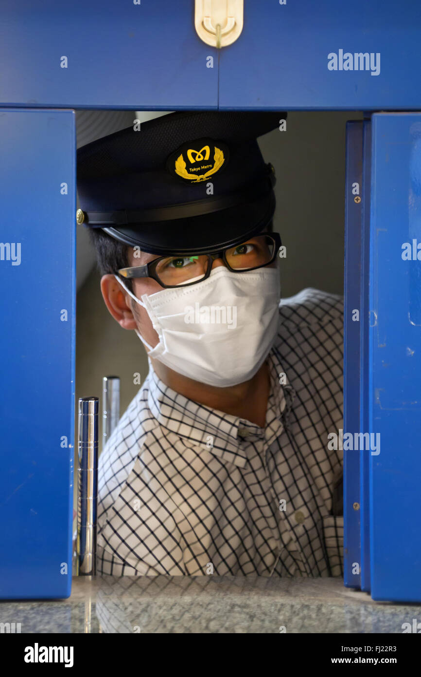 Travailleur japonais en métro avec un masque chirurgical à Tokyo Banque D'Images