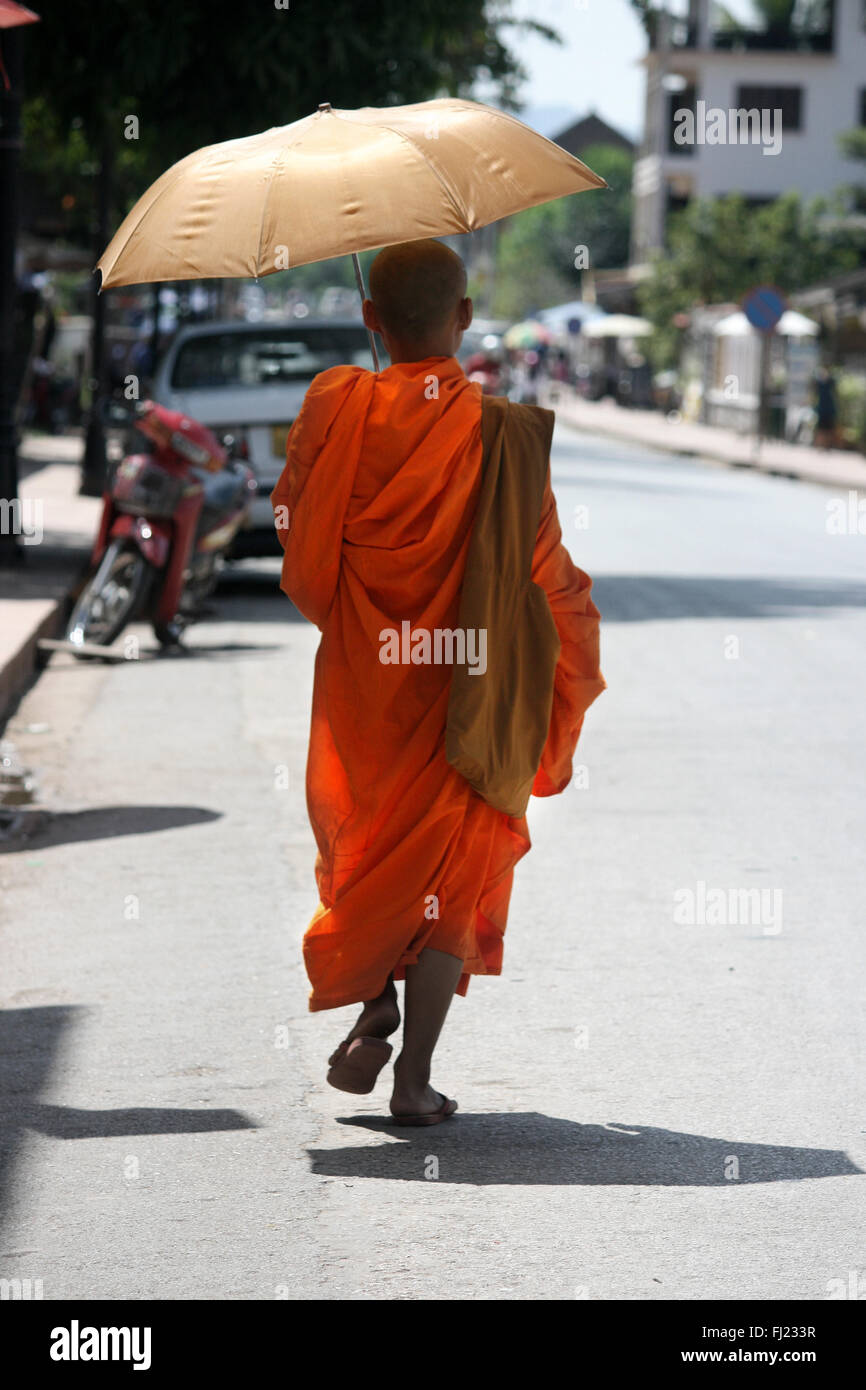 Le moine bouddhiste marcher dans les rues de la région de Luang Prabang, Laos , Asie Banque D'Images