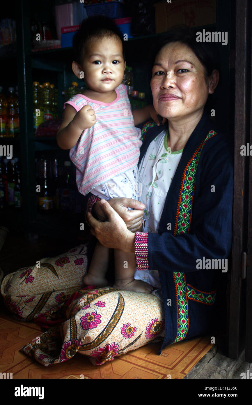 Magnifique portrait de femme avec enfant , Laos Banque D'Images