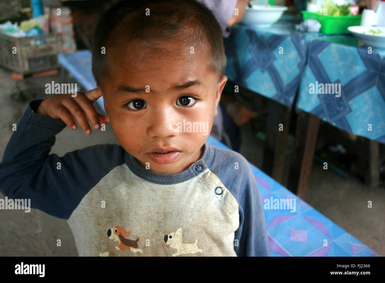 Cute kid laotien à Luang Prabang Banque D'Images