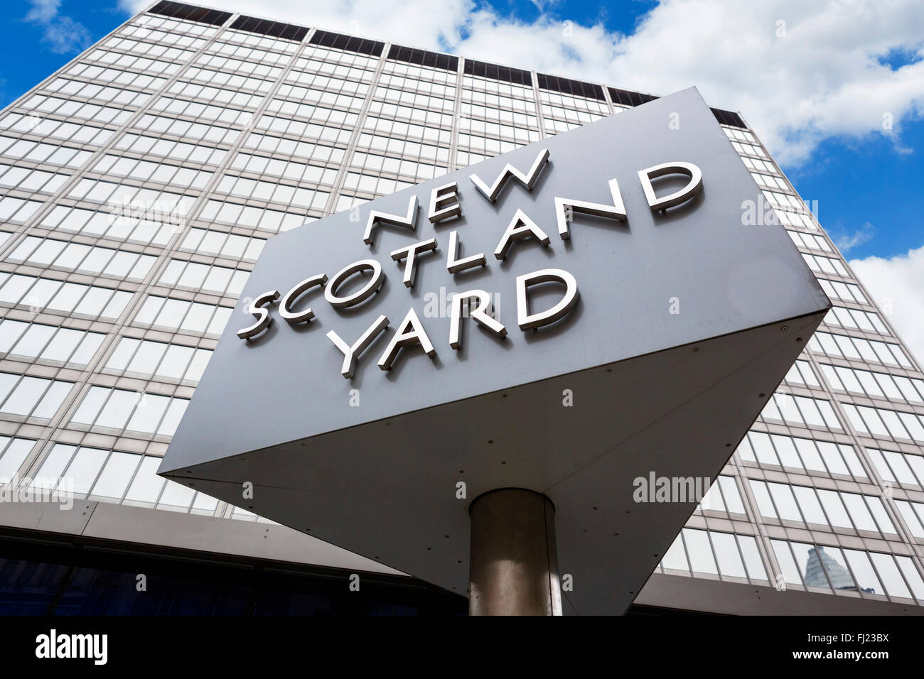 New Scotland Yard avant son déménagement en 2016. Inscrivez-vous à l'extérieur du siège de la Police métropolitaine, Broadway, Victoria, London, England, UK Banque D'Images