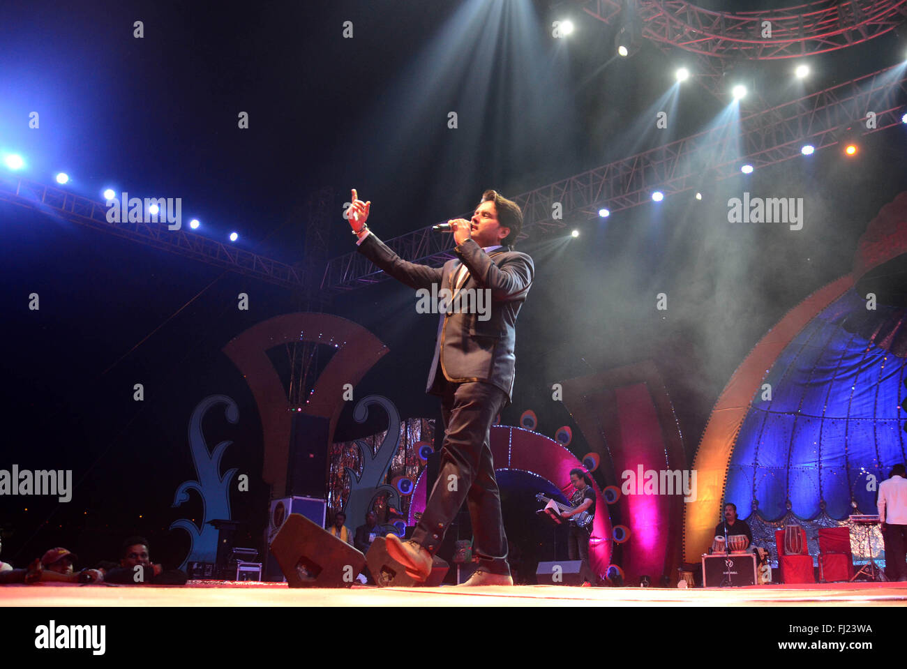 29 février 2016 - Allahabad, Uttar Pradesh, Inde - chanteuse playback de Bollywood Javed Ali en Inde durant le Triveni à Allahabad. (Crédit Image : © Prabhat Kumar Verma via Zuma sur le fil) Banque D'Images