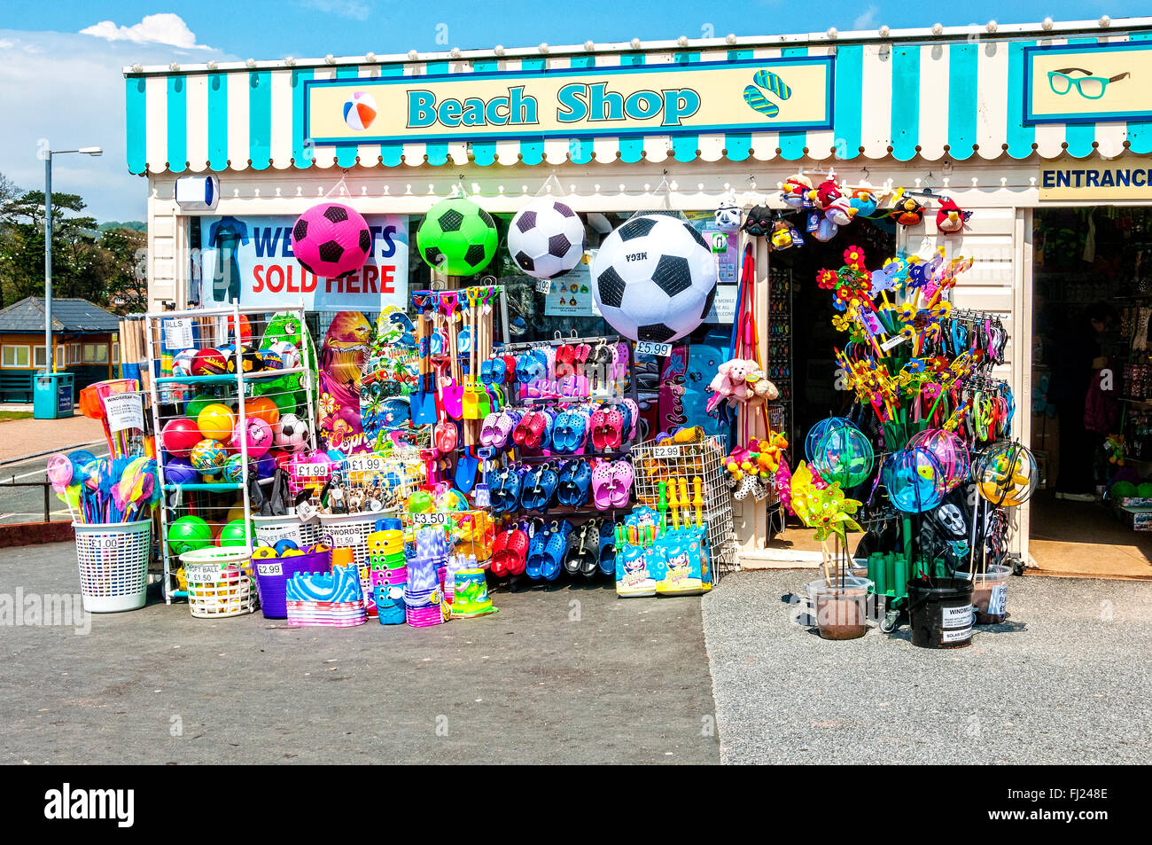 Une plage cadeaux à l'entrée de la jetée de Paignton affichant un grand choix de produits aux couleurs vives pour l'amusement sur la plage Banque D'Images