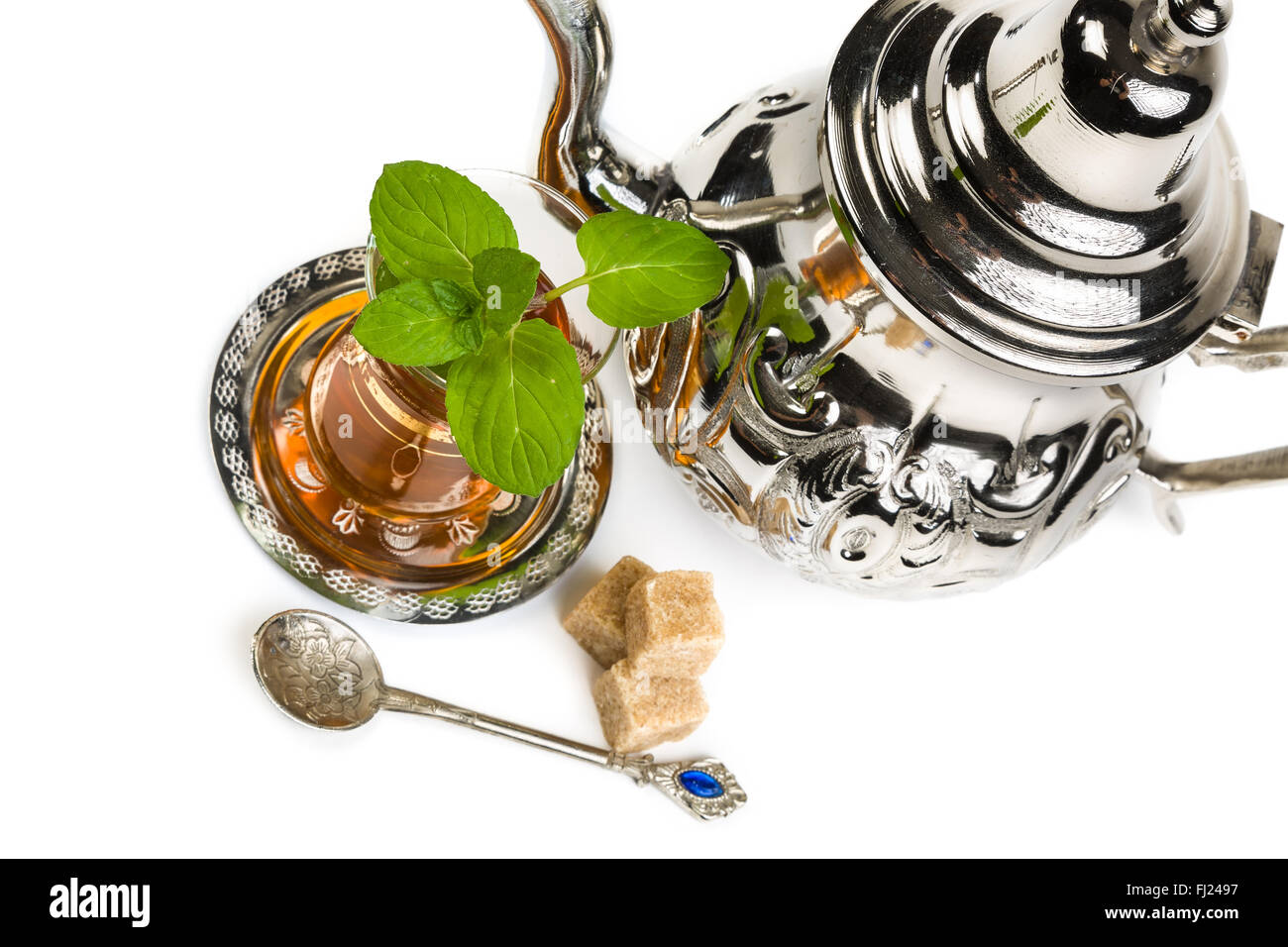 L'arabe traditionnel thé à la menthe sur fond blanc Banque D'Images